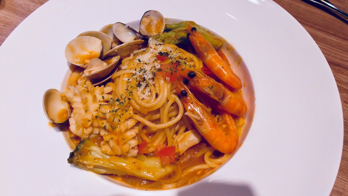 【台中住宿、餐廳】台中一泊二食｜愛戀旅店 Amour Hotel、Nu Pasta台中雙十店