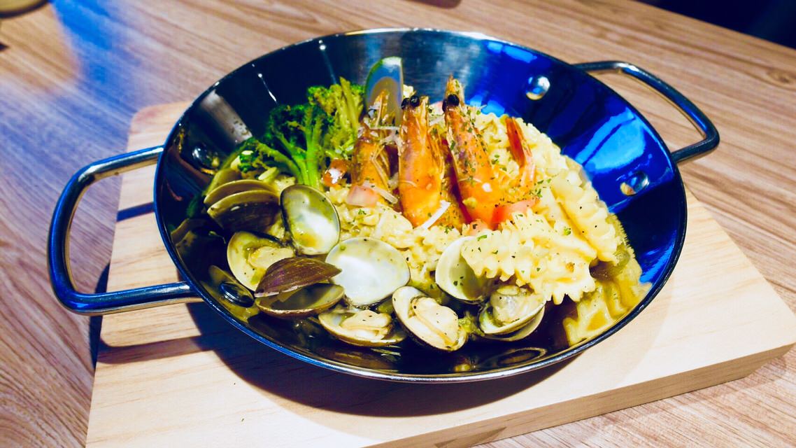【台中住宿、餐廳】台中一泊二食｜愛戀旅店 Amour Hotel、Nu Pasta台中雙十店
