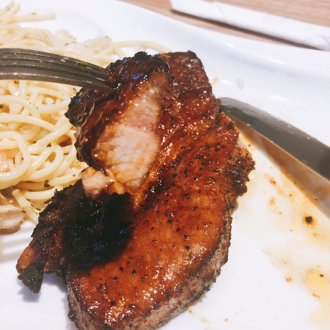 【台中住宿、餐廳】台中一泊二食｜愛戀旅店 Amour Hotel、Nu Pasta台中雙十店
