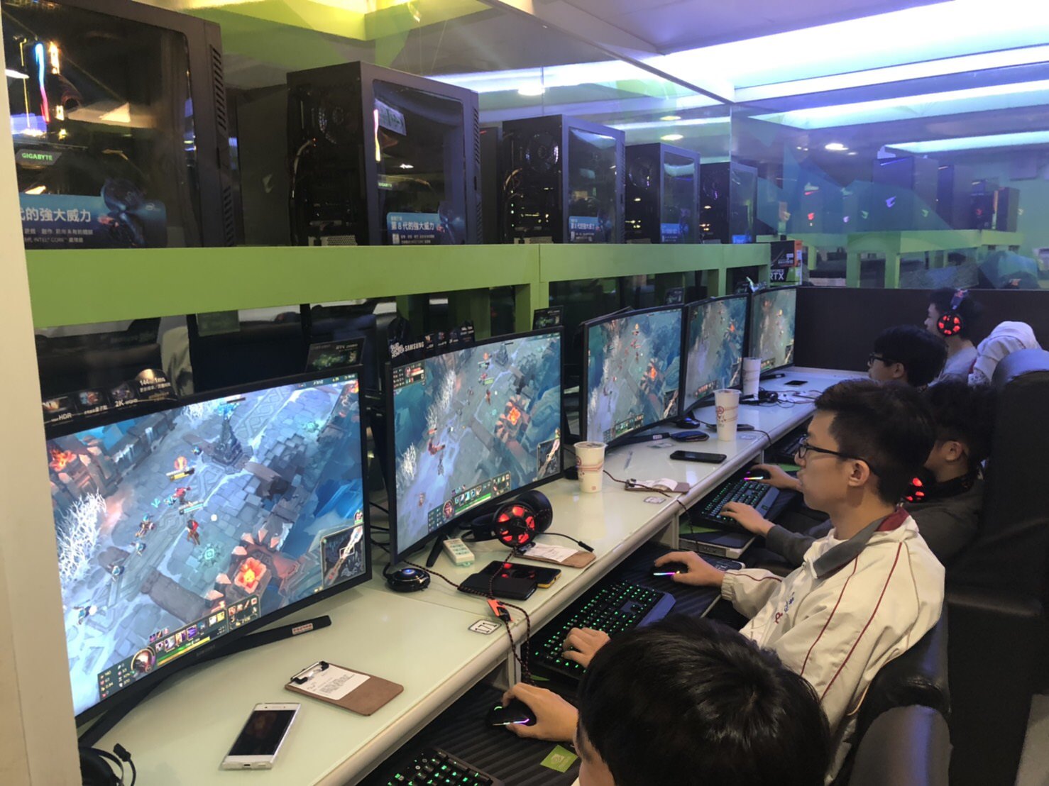 【台北店家推薦】麗華行電競旗艦館—設備最新！美味餐點！玩遊戲超過癮～