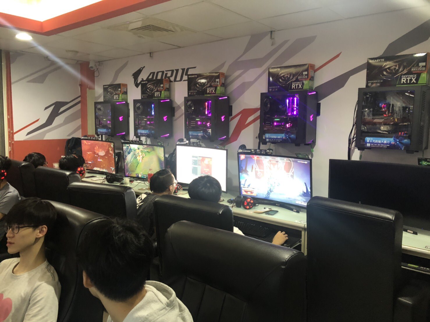 【台北店家推薦】麗華行電競旗艦館—設備最新！美味餐點！玩遊戲超過癮～