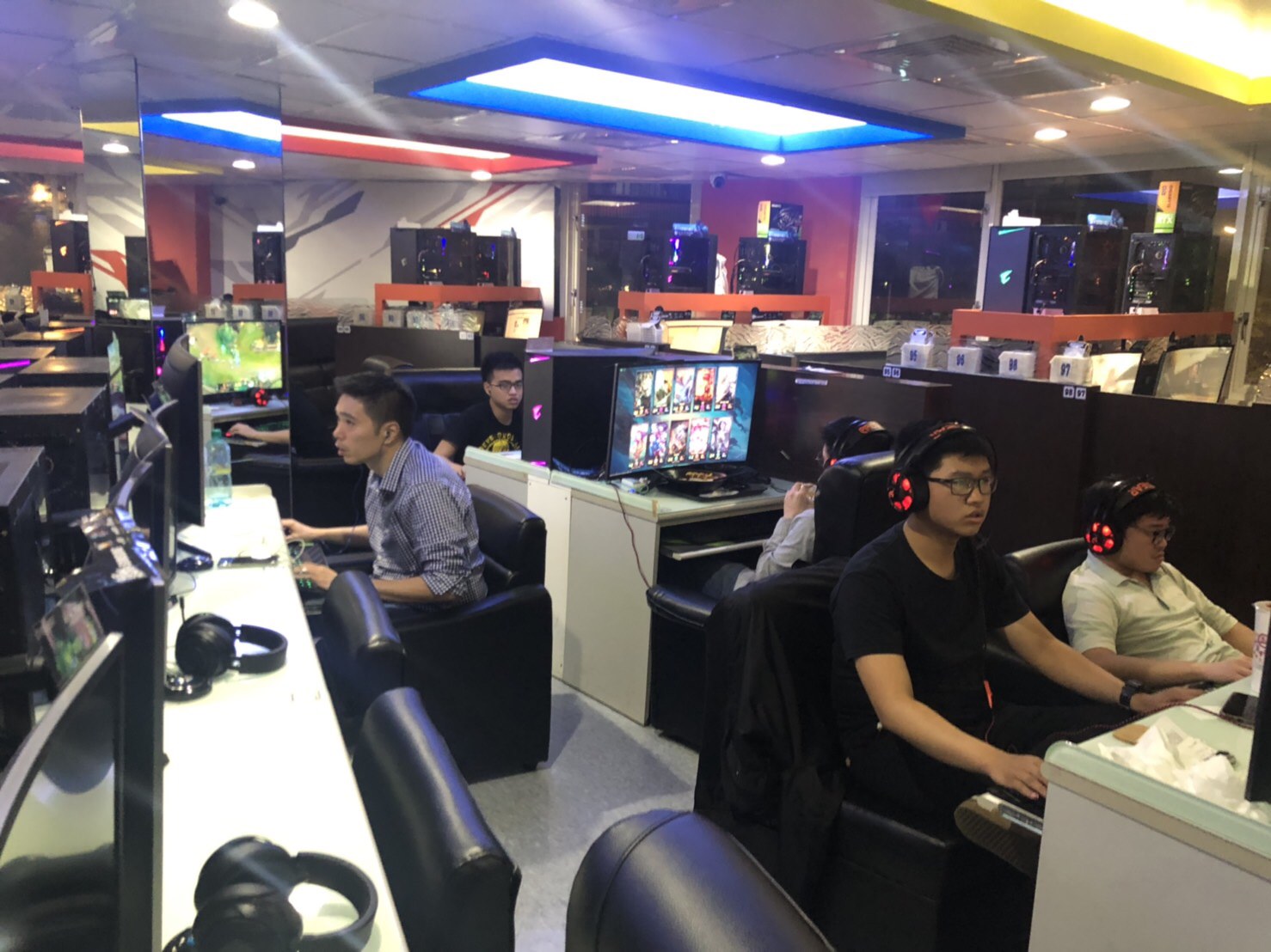 【台北店家推薦】麗華行電競旗艦館—設備最新！美味餐點！玩遊戲超過癮～