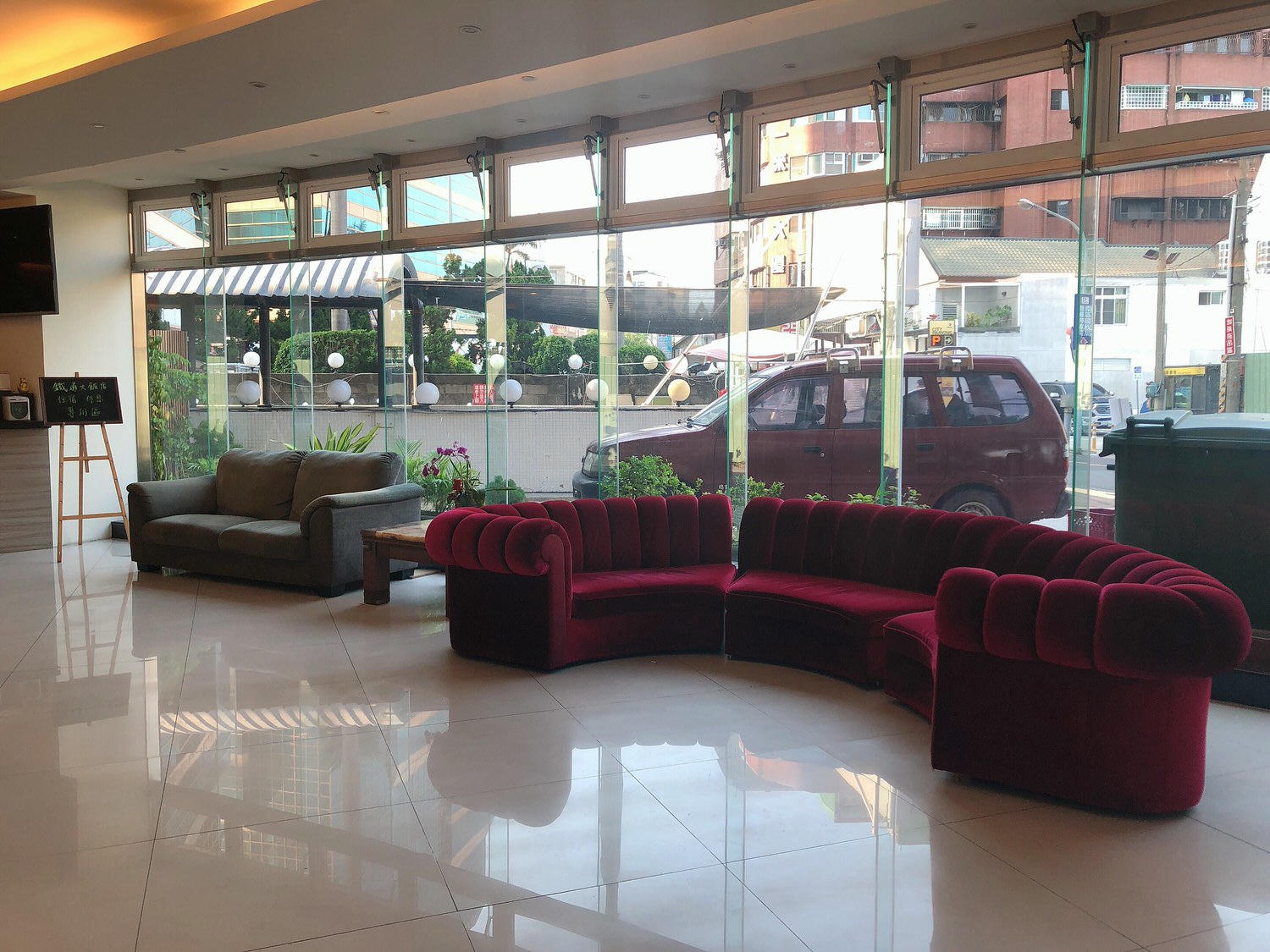 【台南|北區】鐵道大飯店:車站週邊平價背包住宿、便利舒適一應俱全 - 第5張圖